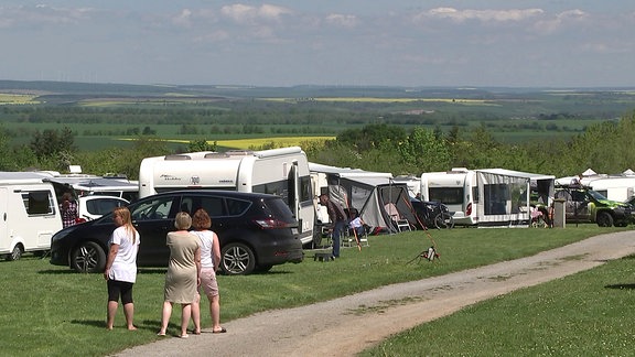 Viele Wohnwagen und Wohnmobile auf Campingplatz