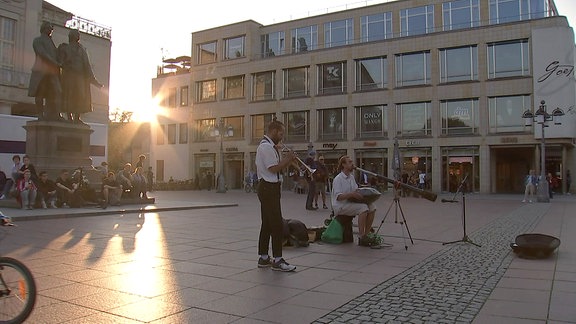 Musiker im Sonnenuntergang auf Weimarer Theaterplatz