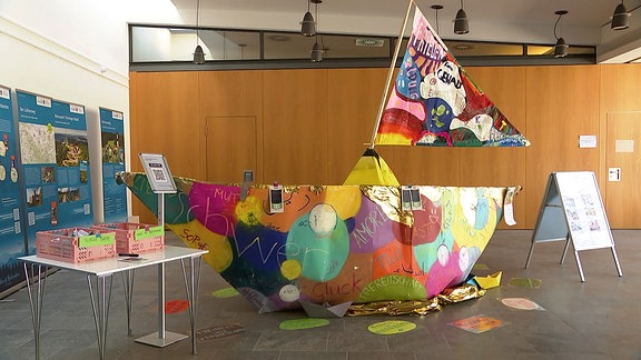 "Kunst-Boot" im Ausstellungsraum 