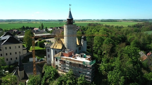 Burg Posterstein mit Baugerüst  und Baukran