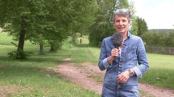 Wettermoderatorin Sandra Voigtmann vor einer Baumallee