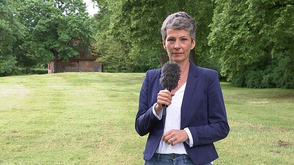 Wettermoderatorin Sandra Voigtmann steht im Sondershäuser Park