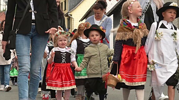 Kinder in Tracht beim Festumzug in Rauenstein 