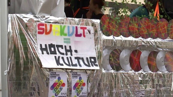 ein geschmückter Anhänger mit dem Plakat "Subkultur ist Hochkultur"
