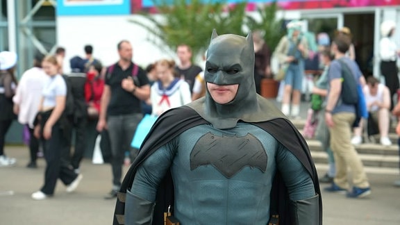 Comic-Fan im Batman-Kostüm