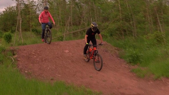 Zwei Mountainbiker im Bikepark Ilmenau