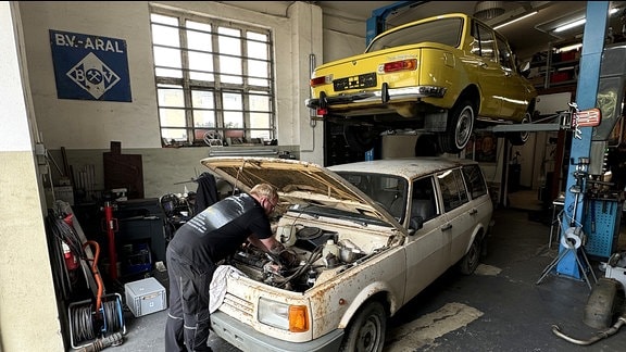 Ein Wartburg in einer Werkstatt