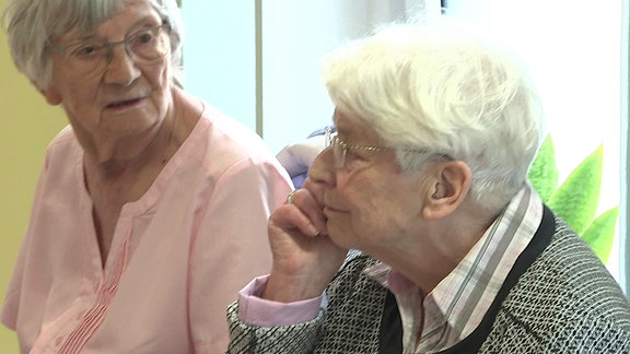 Zwei ältere Damen sprechen miteinander