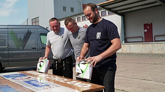 Drei Thüringer Handwerker bauten einen Tisch für die englische Fußballnationalmannschaft