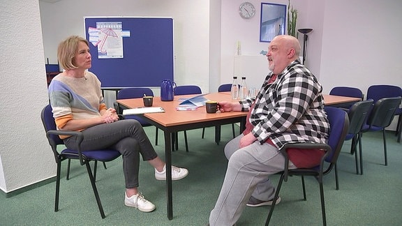 MDR THÜRINGEN Reporterin Sina Reeder im Gespräch mit einem Mann, der trockener Alkoholiker ist