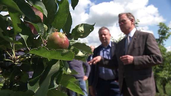 Bodo Ramelow vor einem Apfelbaum 