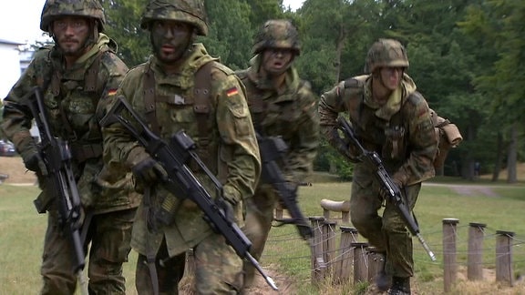 Soldaten mit Maschinengewehren bei der Übung 
