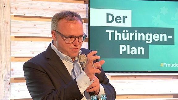 CDU-Landeschef Mario Voigt mit Mikrofon