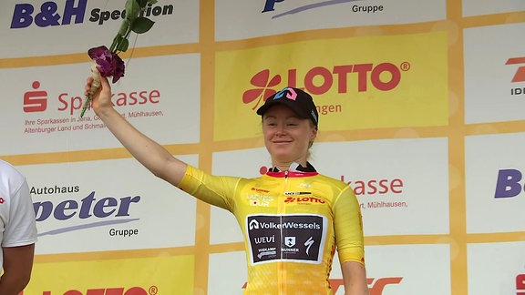 Radfahrerin mit Blume bei der Siegerehrung 
