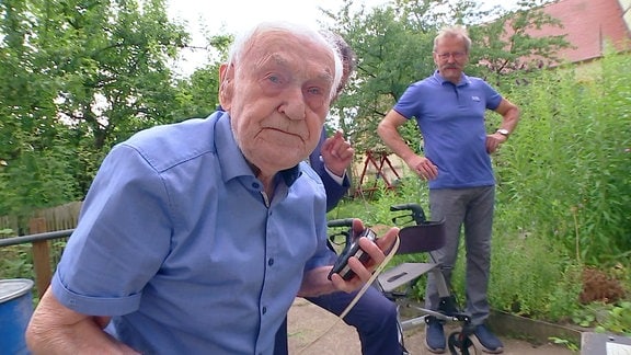 100-Jähriger mit Maßband in der Hand