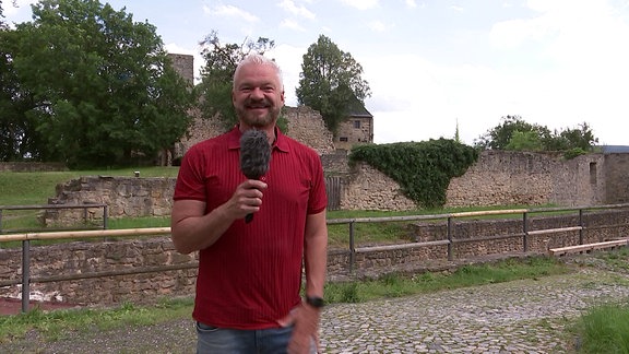 Wetterreporter Frank Huber vor alten Mauern