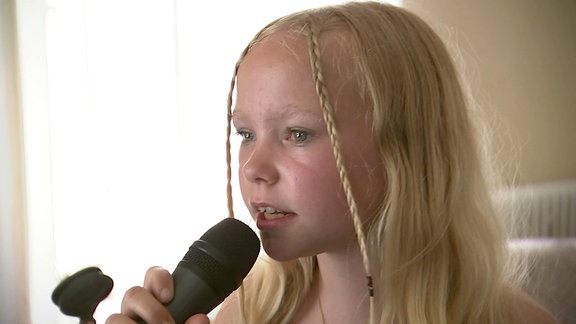 ein Mädchen mit Mikrofon