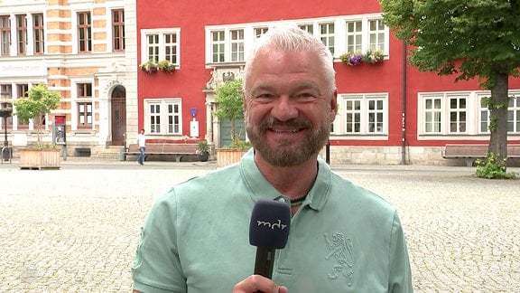 Wetterreporter Frank Huber steht auf einem Platz mit Bäumen in Arnstadt