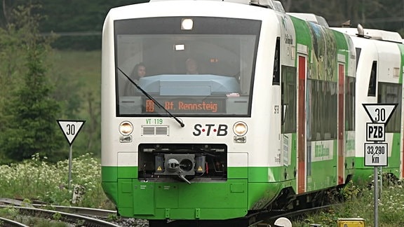 Triebwagen der Südthüringenbahn mit Zielanzeige "Bahnhof Rennsteig"