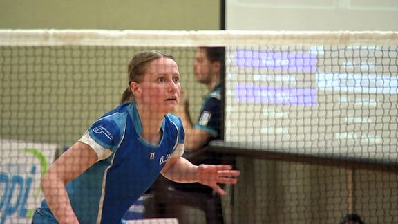Badminton-Spielerin Nicole Bartsch in einer Spielsituation hinter dem Netz