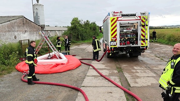 Feuerwehr füllt Bassin mit Wasser