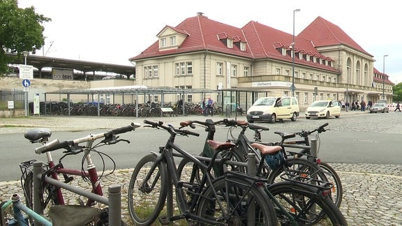 Der Bahnhof in Weimar mit vielen abgestellten  Fahrrädern im Vordergrund