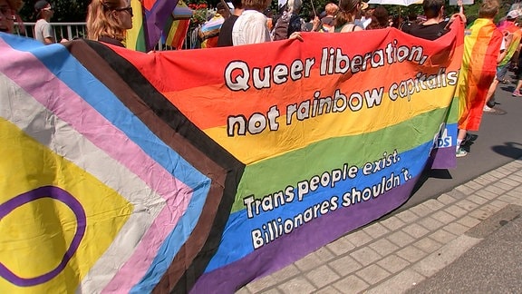 Regenbogenbanner beim Christopher Street Day in Sonneberg