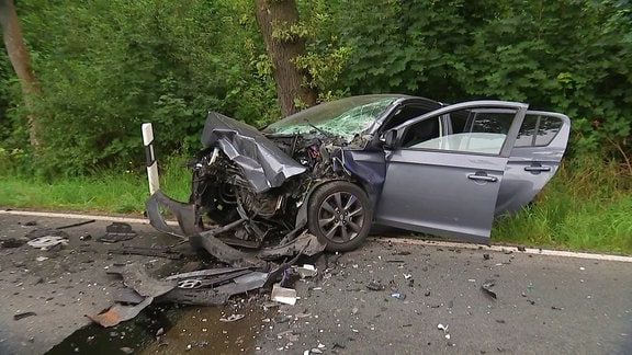 Zerstörtes Auto nach Unfall bei Klettbach