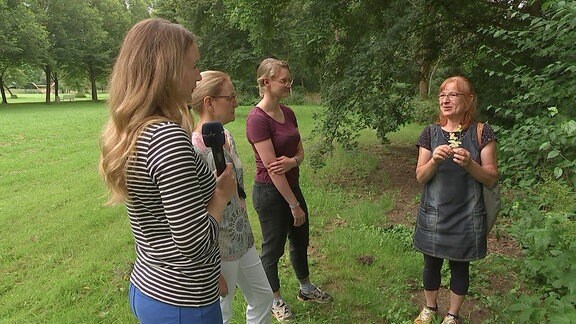 Frauen auf Wiese 