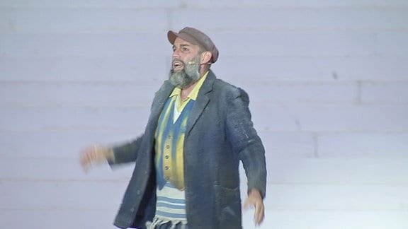 Milchmann Tevje  bei einer Probe der Domstufen Festspiele