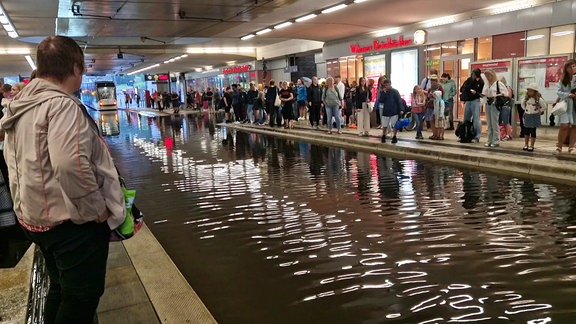 Überschwemmte Unterführung am Erfurter Bahnhof