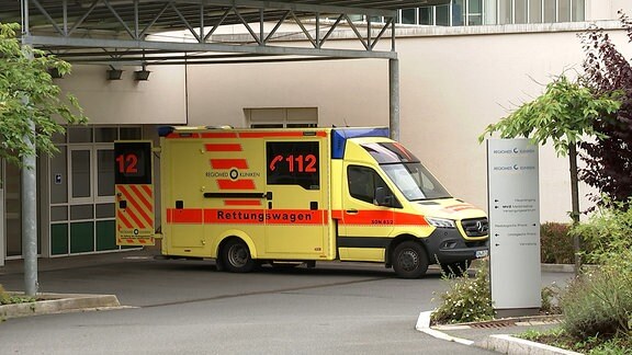 Rettungswagen vor einer Klinik