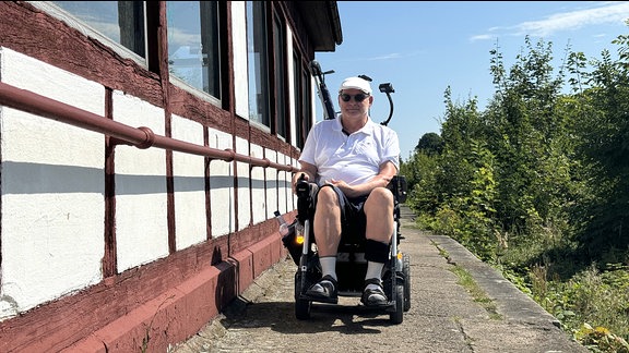 Rollstuhlfahrer am Bahnhof