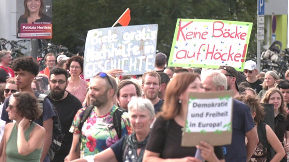 Demonstranten mit Plakaten