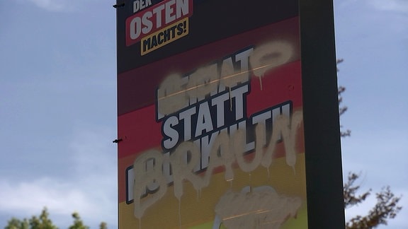 beschmiertes Wahlplakat