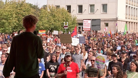 Demonstranten vor Bühne