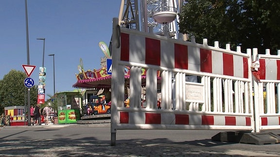 Absperrung vor Fahrgeschäften auf Rummel