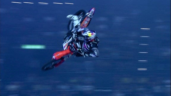 Luc Ackermann bei Motorrad-Stunt