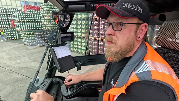 Gabelstaplerfahrer in seinem Fahrzeug