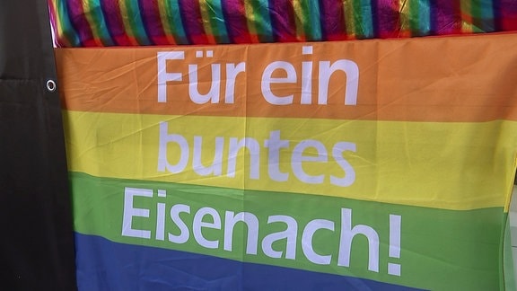 Regenbogenfahne mit der Aufschrift "Für ein buntes Eisenach!"