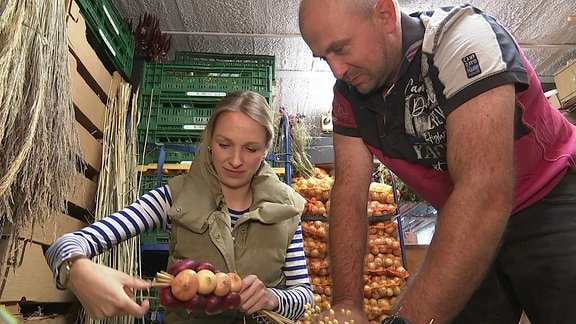 Johanna Seidl beim Zwiebelrispenbinden