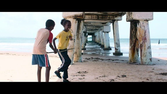 Kinder spielen am Meer