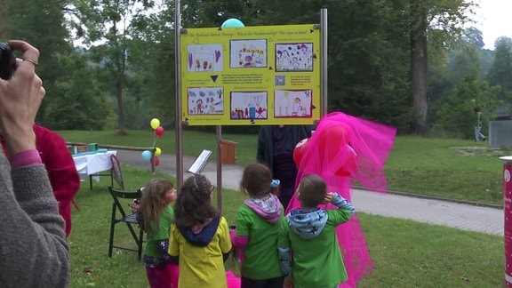 Kinder weihen Tafel ein