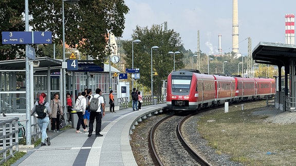 Ein Zug fährt in einen Bahnhof ein