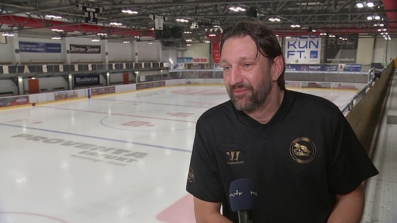 Der Trainer der Black Dragons im Eishockeystadion