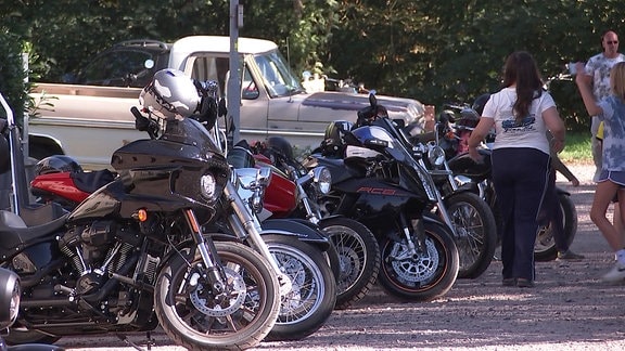 Mehrere Motorräder parken in einer Reihe