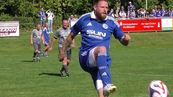 Ein Spieler der Schalke-Traditionsmannschaft auf dem Fußballplatz in Bleicherode