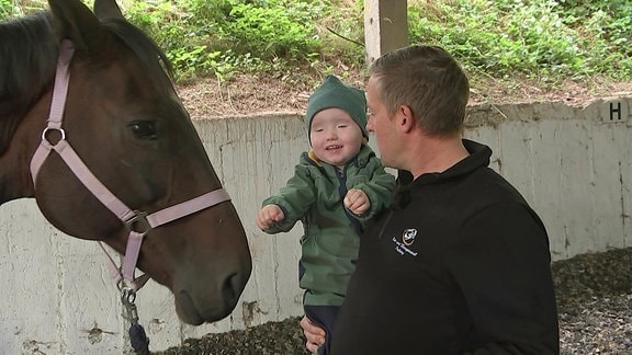 Der kleine Michi und das Therapiepferd