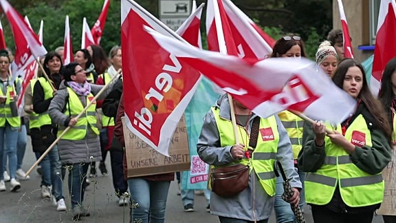 Menschen demonstrieren auf der Straße