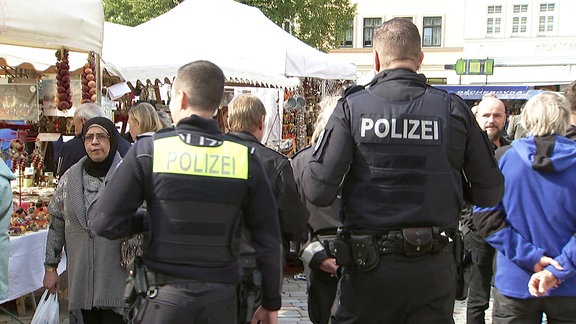 Polizeistreife zwischen Marktständen